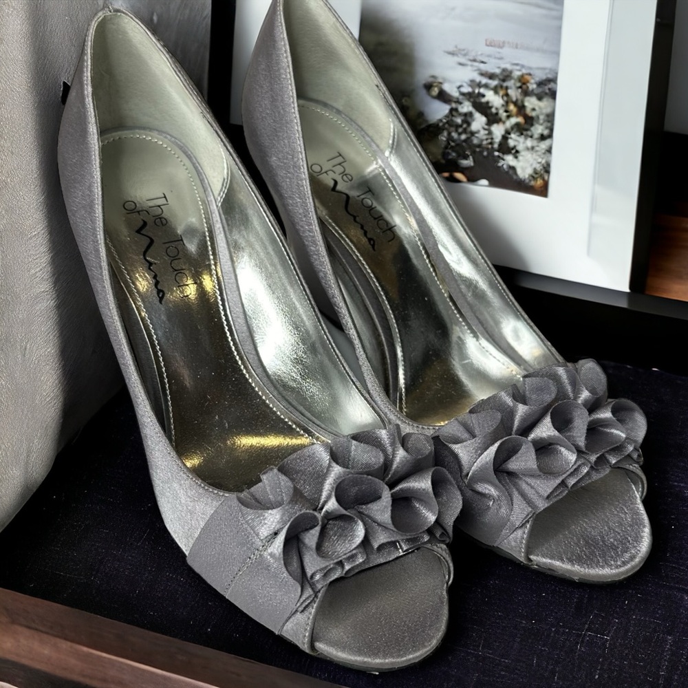 Touch Of Nina Silver Pewter PERTIE Peep-Toe Heels Pumps 8M